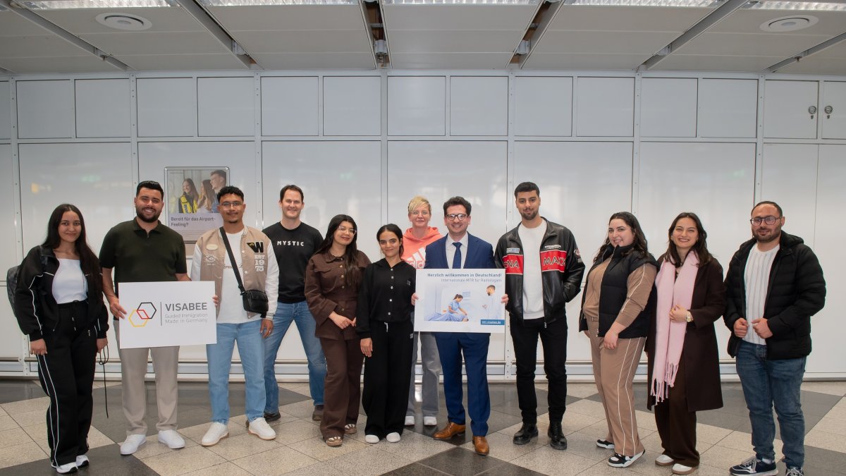 Angekommene MTR gemeinsam mit Bastian Mahmoodi am Flughafen München